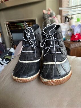 Sorel Womwn’s Out n’ About  Black Duck-Style Waterproof Lace Boots Size 9.  Exc